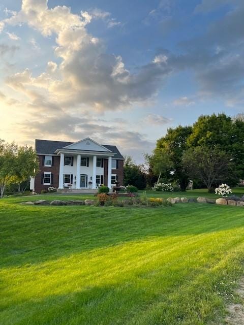 view of front of home featuring a front lawn