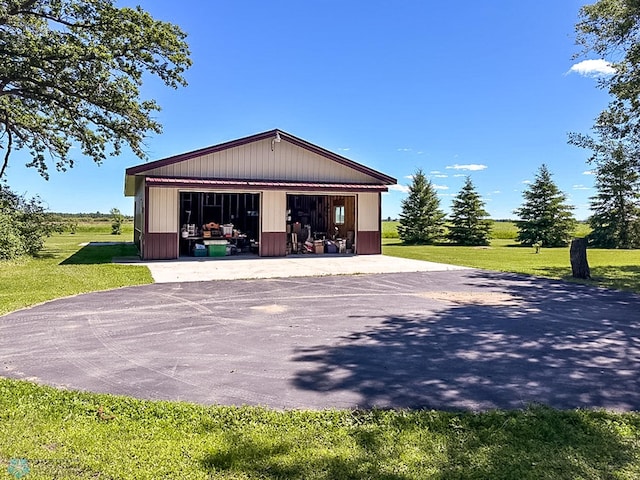 view of detached garage