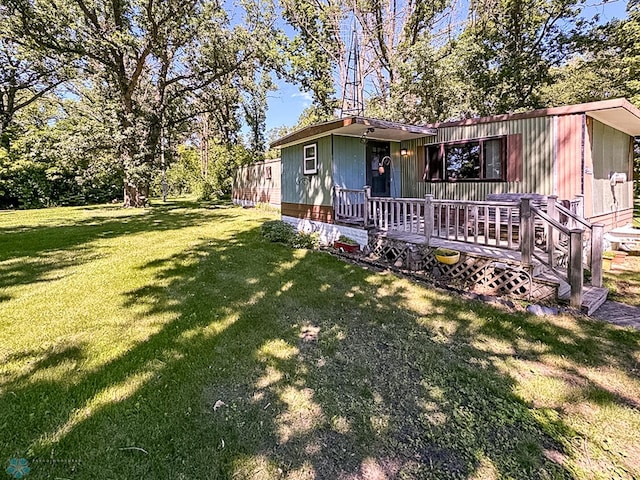 view of front of property featuring a front lawn