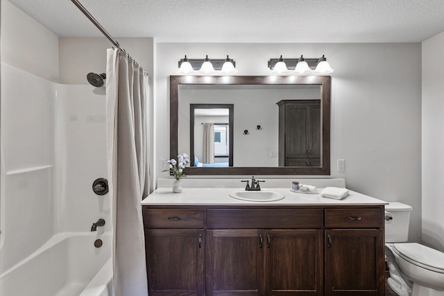 full bathroom with shower / bath combo with shower curtain, toilet, vanity, and a textured ceiling