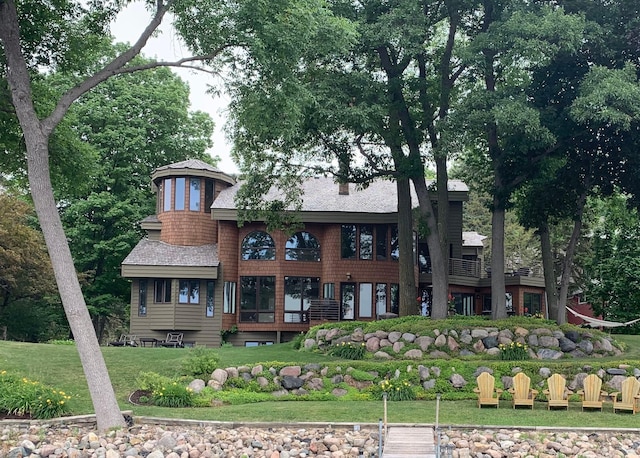 view of front of home with a front lawn