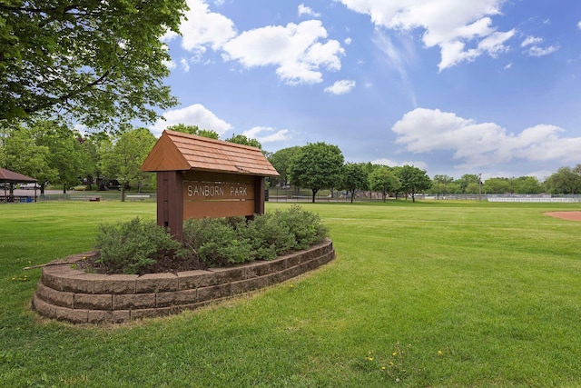 view of property's community featuring a lawn