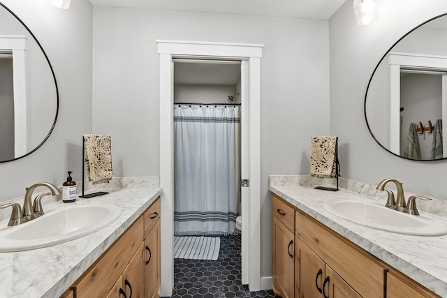 bathroom featuring a shower with shower curtain, vanity, and toilet