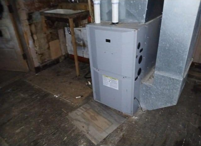 3285 Vermilion Trl, Colvin Twp, MN 55763 - utilities featuring heating unit
