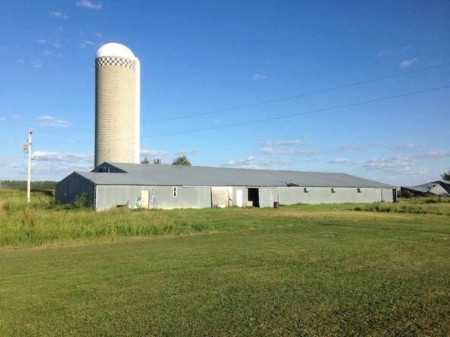 rear view of house featuring a lawn