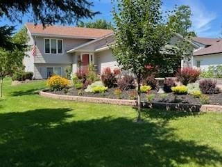 view of front of property featuring a front yard