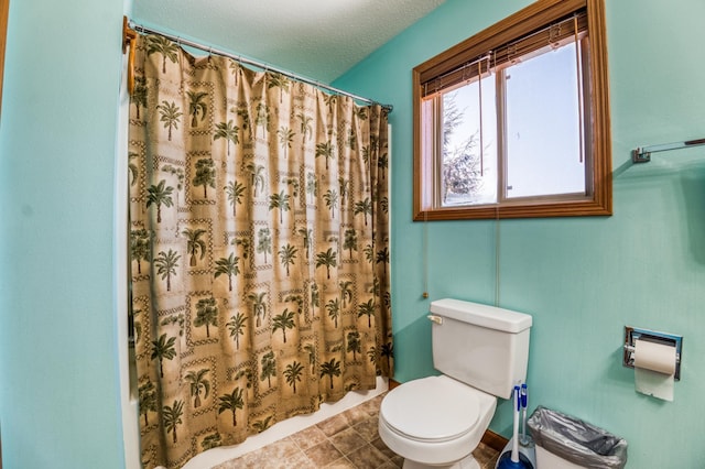 full bath with a textured ceiling, curtained shower, and toilet