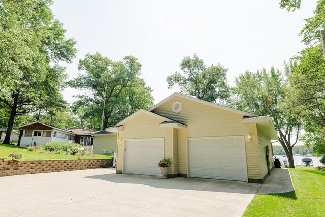 view of front facade featuring a garage and concrete driveway