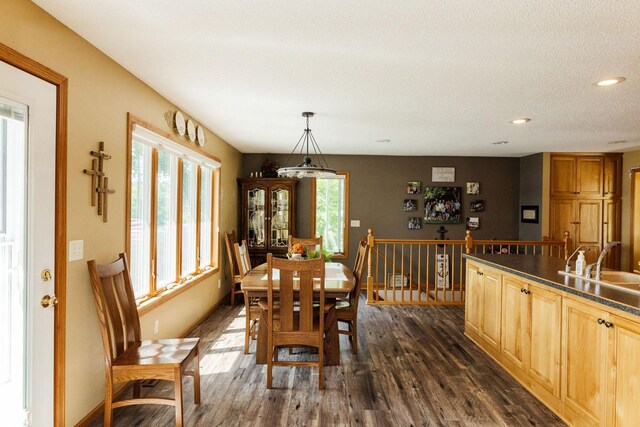 dining area featuring recessed lighting, dark wood-style flooring, and baseboards