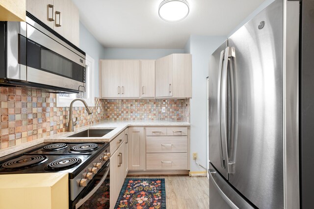 949 9th Ave SE, Rochester, MN 55904 - kitchen featuring stainless steel appliances, light countertops, a sink, and decorative backsplash