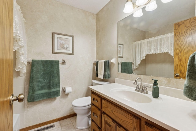 bathroom featuring curtained shower, visible vents, vanity, and toilet