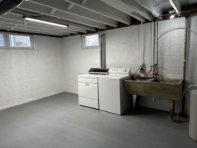 laundry room with laundry area and independent washer and dryer