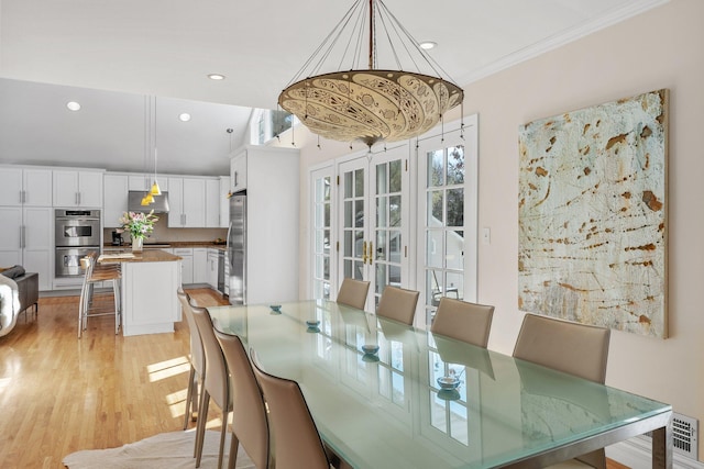 dining room featuring recessed lighting, visible vents, crown molding, and light wood finished floors