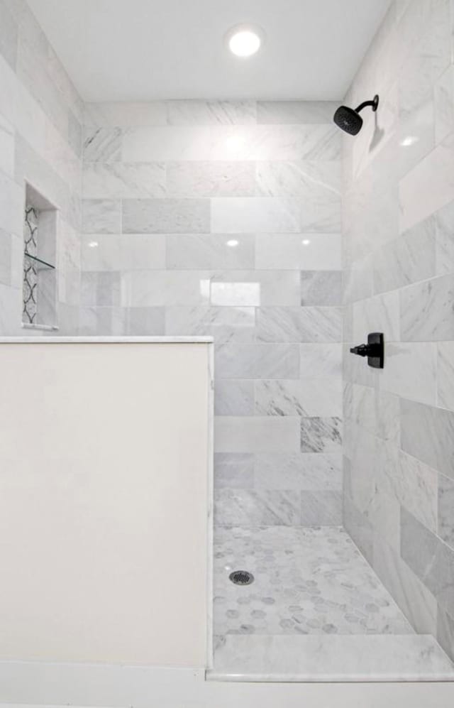 full bath featuring tiled shower