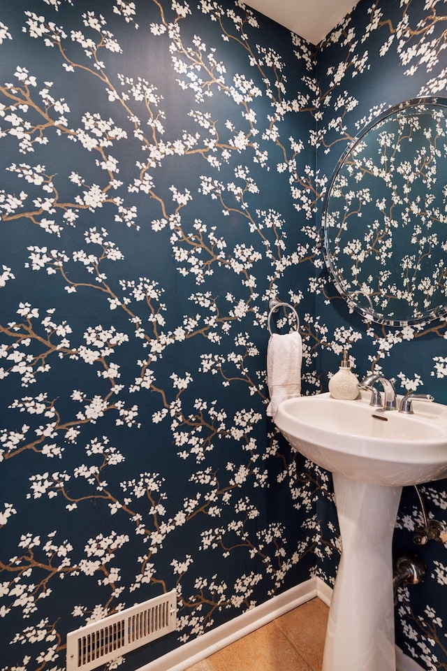 bathroom featuring baseboards, visible vents, and tile patterned floors