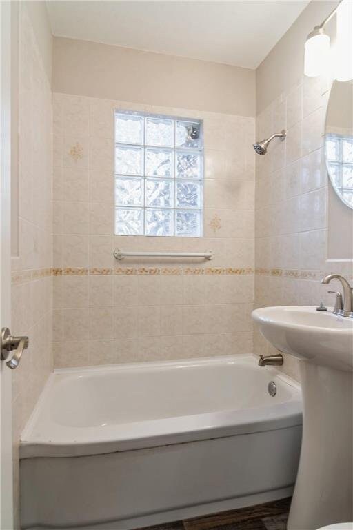 bathroom with bathtub / shower combination