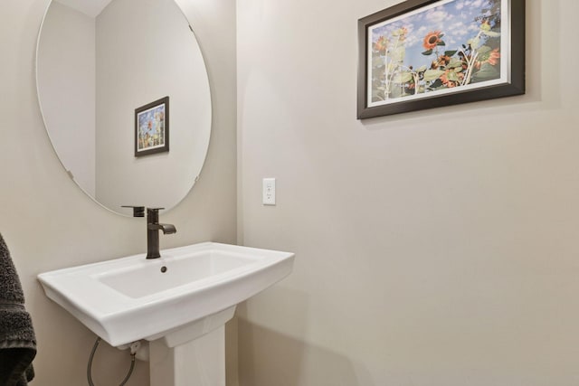 bathroom featuring a sink