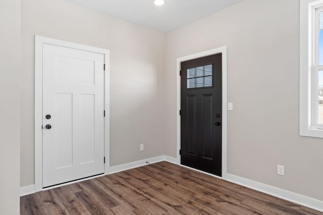 foyer entrance with dark wood-style floors, recessed lighting, and baseboards