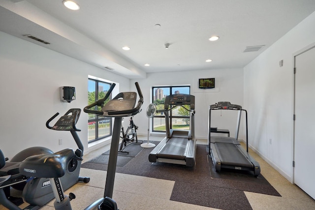 exercise area with baseboards, visible vents, and recessed lighting