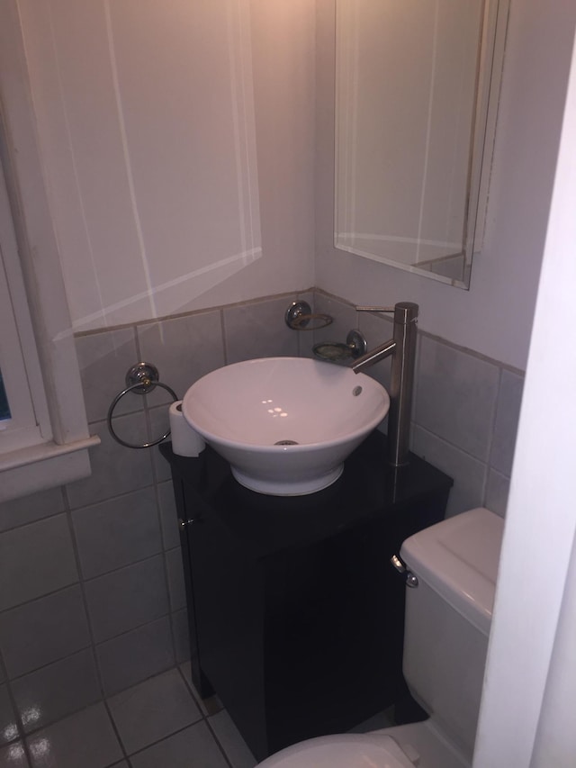 632 Morgan Ave S, Minneapolis, MN 55405 - bathroom with tile walls, vanity, and toilet