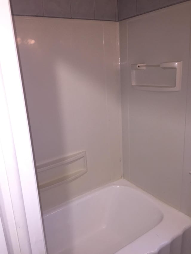632 Morgan Ave S, Minneapolis, MN 55405 - view of full bathroom