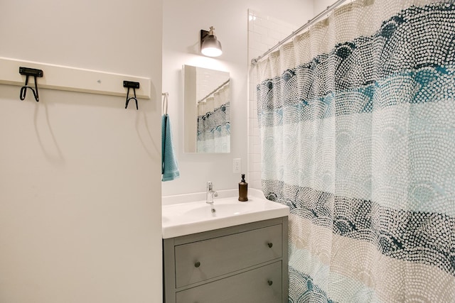 full bathroom with curtained shower and vanity