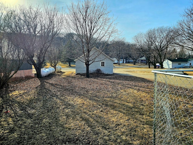 view of yard featuring an outbuilding