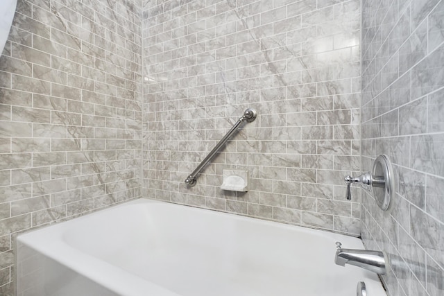 bathroom with bathtub / shower combination