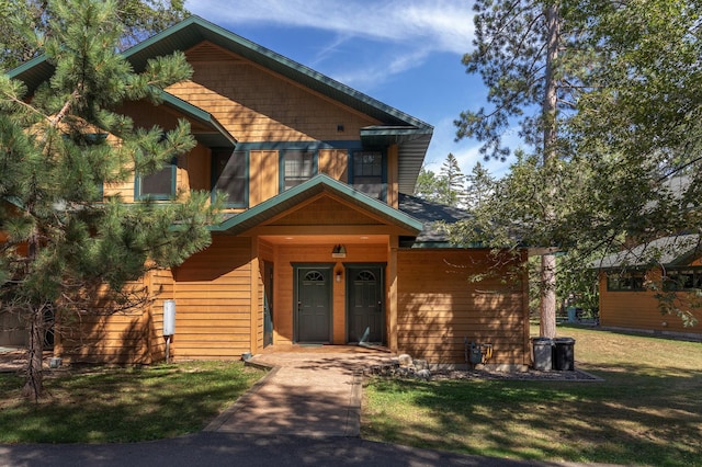 view of front of property featuring a front yard