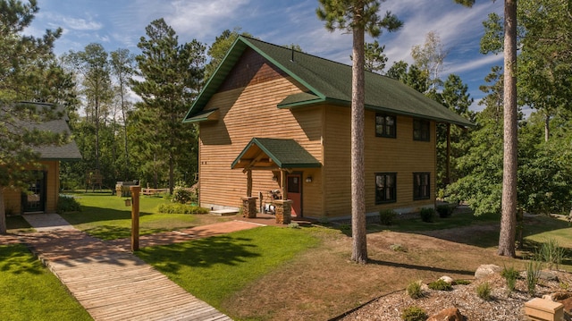 view of front of property featuring a front lawn