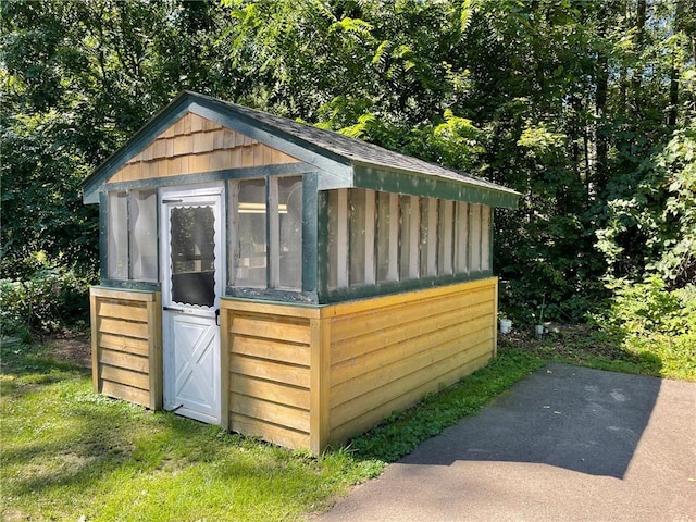 view of outbuilding featuring an outdoor structure