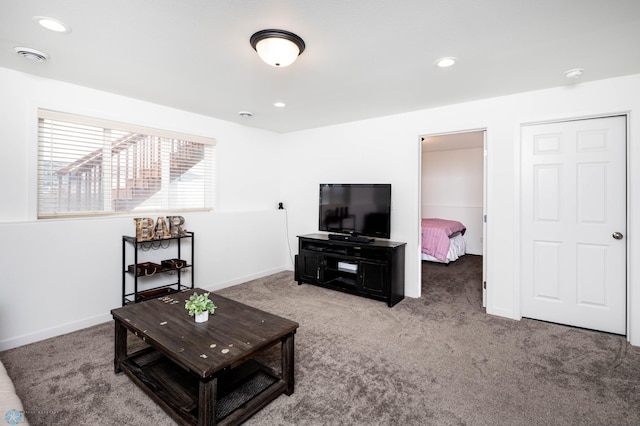 living room featuring carpet floors, visible vents, baseboards, and recessed lighting