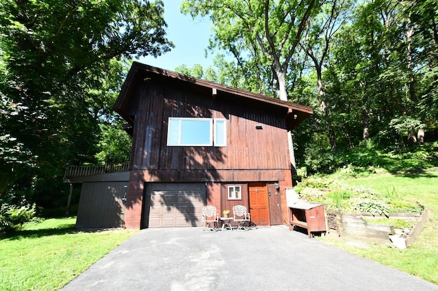 view of front of house featuring driveway and a front yard