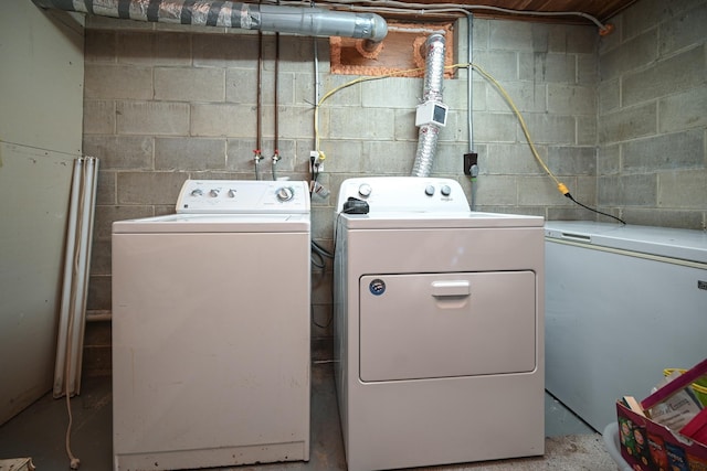 laundry room with laundry area and washing machine and dryer