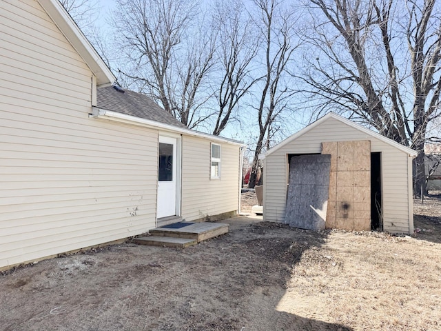 view of outdoor structure with an outbuilding