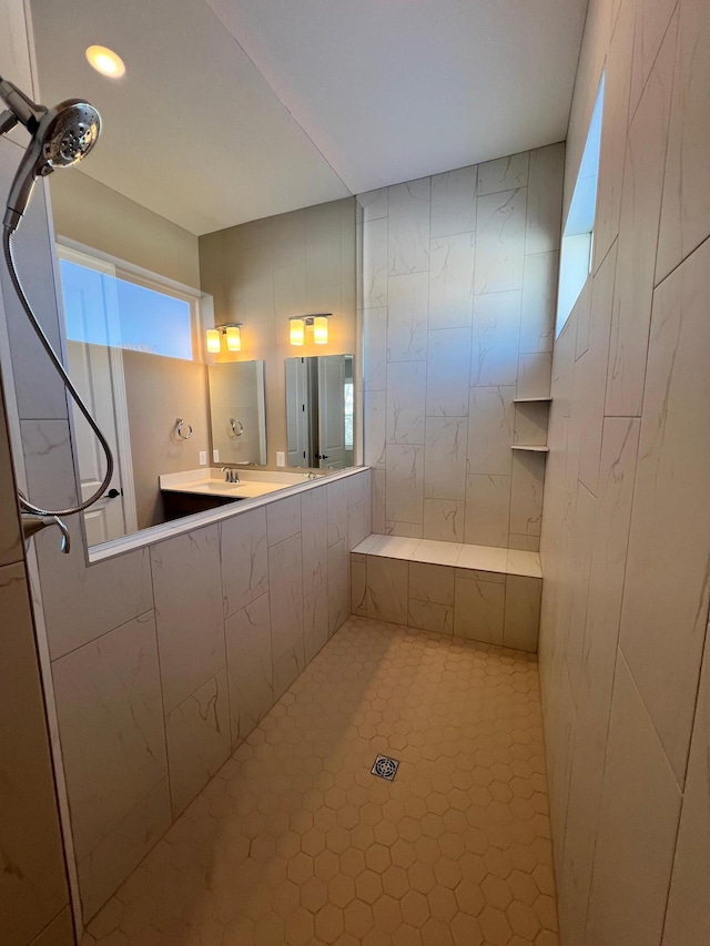 bathroom featuring a tile shower