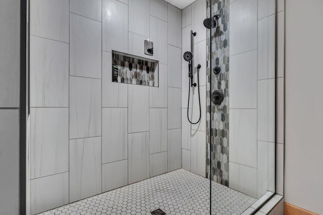 bathroom featuring a tile shower