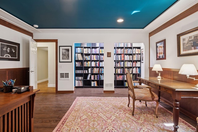 office space featuring wood finished floors, crown molding, baseboards, recessed lighting, and built in shelves