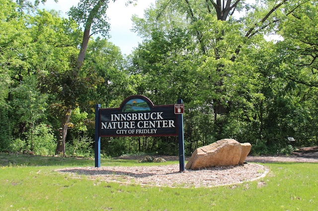 community sign with a lawn