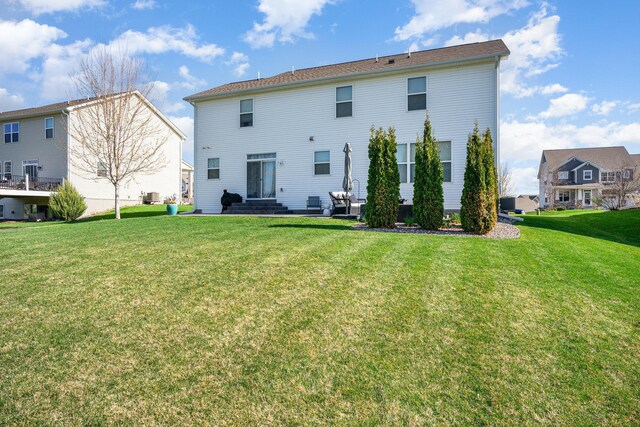 back of house featuring a lawn