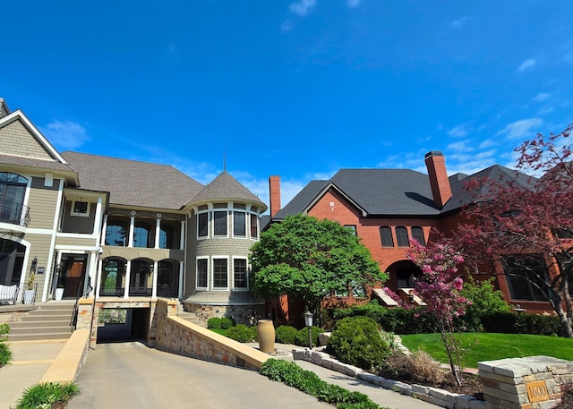 1600 Kenwood Pkwy, Minneapolis, MN 55405 - view of front facade featuring a chimney