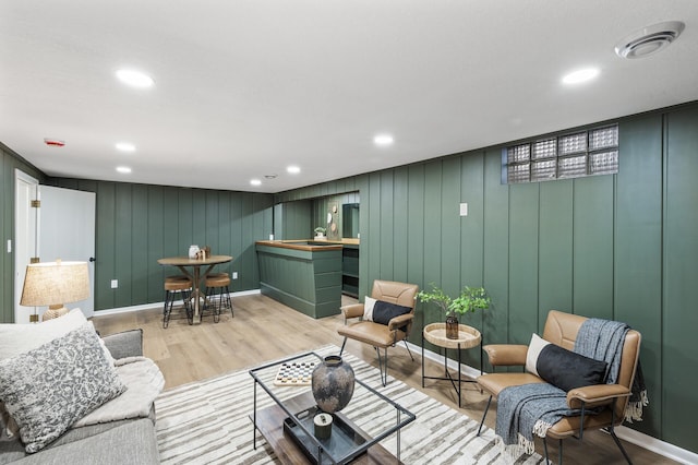 living room with baseboards, light wood finished floors, visible vents, and recessed lighting