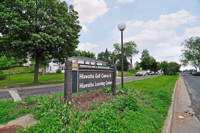 community sign with a lawn