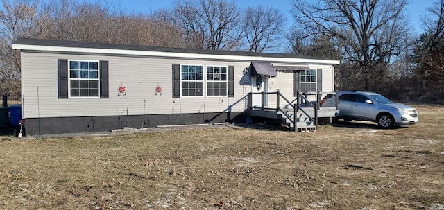 manufactured / mobile home featuring a front yard