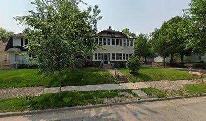 view of front of home featuring a front lawn