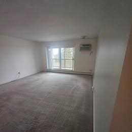 empty room featuring a wall mounted air conditioner