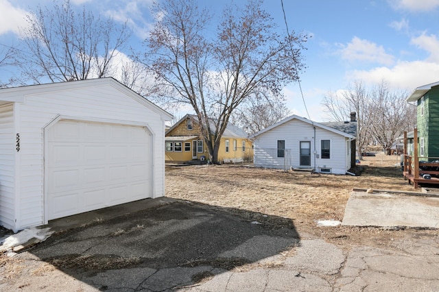 view of yard with an outdoor structure and aphalt driveway