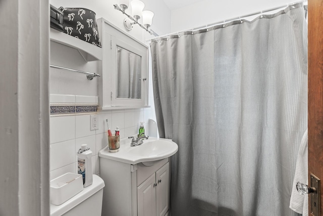 bathroom with a shower with curtain, vanity, toilet, and decorative backsplash