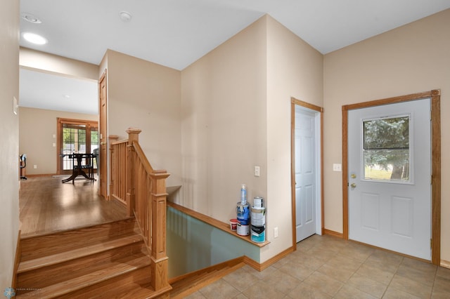 foyer entrance featuring baseboards