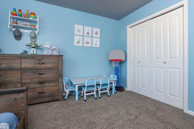 carpeted bedroom featuring a closet